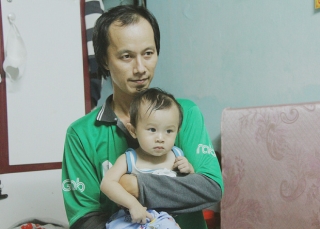 Gặp người cha địu bé trai 9 tháng tuổi chạy xe ôm ở Sài Gòn: Mình có lỗi với con, thấy con đi nắng mà xót lắm - Ảnh 2.