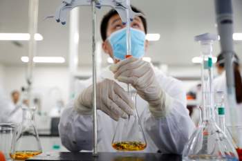 Trung Quốc chuẩn bị phân phối vắc xin COVID-19 quy mô lớn - Ảnh 1.