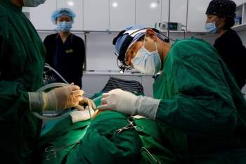 Sắp hết hạn đeo khẩu trang, phụ nữ Hàn Quốc đua nhau phẫu thuật thẩm mỹ - ảnh 1