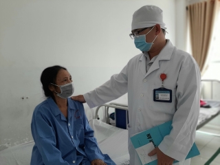 Bác sĩ CKI Nguyễn Thành Văn thăm khám cho người bệnh.