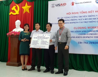 Đại diện tổ chức Cứu trợ Trẻ em Quốc tế tại Việt Nam (SCI) và lãnh đạo Liên hiệp các tổ chức hữu nghị TP Cần Thơ trao khoản viện trợ cho lãnh đạo 2 xã Thới Đông và Thới Xuân (huyện Cờ Đỏ). 