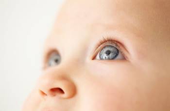 Viêm kết mạc mi mắt do dị ứng có nguyên nhân do đâu? | Medlatec