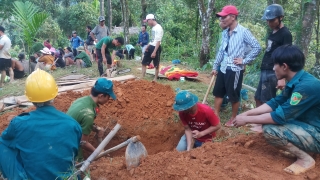 Trong chiều nay, một nạn nhân mất tích được tìm thấy. Lực lượng chức năng cùng người nhà đã chôn ngay gần hiện trường.