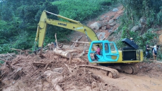 Do tuyến đường đi lên hiện trường xuất hiện nhiều điểm sạt lở nặng nên việc cứu hộ gặp rất nhiều khó khăn.