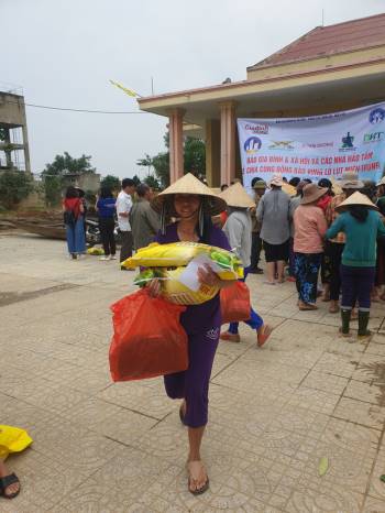 Báo Gia đình và Xã hội tiếp tục trao quà cho đồng bào vùng lũ tỉnh Quảng Bình - Ảnh 10.