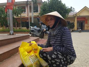 Báo Gia đình và Xã hội tiếp tục trao quà cho đồng bào vùng lũ tỉnh Quảng Bình - Ảnh 9.