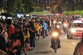 Người Sài Gòn đổ ra đường xem pháo hoa chào năm 2021, các ngã đường kín người - ảnh 2