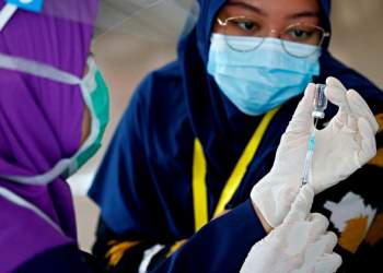 Indonesia phạt nặng người không chịu tiêm vắc xin COVID-19 - Ảnh 1.
