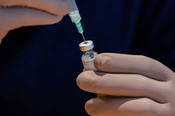 Vắc xin của Moderna, Pfizer hiệu quả với nhiều biến thể virus corona mới - Ảnh 1.