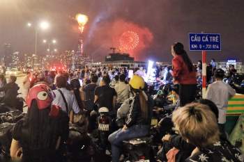 Người Sài Gòn đổ ra đường xem pháo hoa chào năm 2021, các ngã đường kín người - ảnh 3