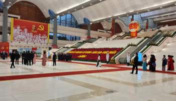 Hơn 1500 đại biểu dự Đại hội Đảng XIII viếng Lăng Chủ tịch Hồ Chí Minh - Ảnh 3.