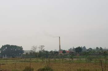 Một lò gạch tại xã Bắc Phú, huyện Sóc Sơn nhả khói suốt ngày đêm. Ảnh: Nguyên Phong