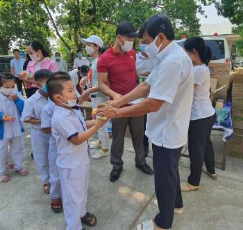 Ông Đoàn Ngọc Hải làm con nuôi gia đình Tây Nguyên: 'Con sẽ trở lại, nhiều người khổ quá!' - ảnh 1