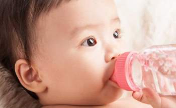 7 điều không nên làm khi trẻ dưới 3 tháng tuổi, nếu không sẽ gây nguy hiểm cho sự phát triển của trẻ - Ảnh 3.