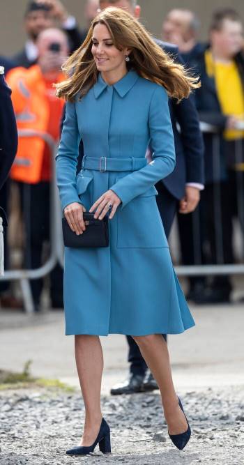 Tủ đồ bạt ngàn váy đầm xanh hi vọng và hòa bình của công nương Kate Ảnh 1