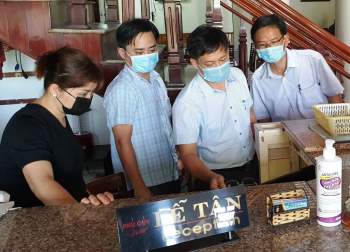 Phó Chủ tịch UBND tỉnh Thừa Thiên Huế Nguyễn Thanh Bình kiểm tra việc khai báo y tế tại khách sạn Phú Quý ở thị trấn Lăng Cô, huyện Phú Lộc.