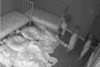 Bí ẩn đằng sau đoạn CCTV cho thấy khoảnh khắc ba đứa trẻ đang nói chuyện với “nhân vật vô hình” trên bức tường trong phòng ngủ - Ảnh 4.