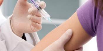 Cần đảm bảo an toàn khi tiêm vắc-xin ngừa COVID-19.