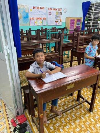 Cậu bé mặc áo đồng phục bán bắp luộc trên đường phố Sài Gòn đã được đi học 1 tuần - Ảnh 4.