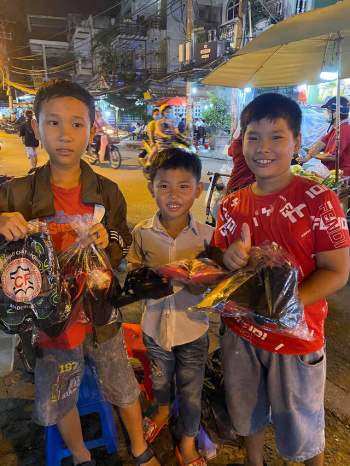 Cậu bé mặc áo đồng phục bán bắp luộc trên đường phố Sài Gòn đã được đi học 1 tuần - Ảnh 5.