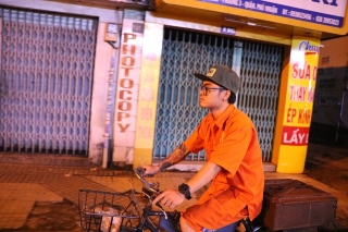 Chàng trai 9X ở Sài Gòn và chiếc xe đạp hớt tóc miễn phí cho người vô gia cư - Ảnh 1.