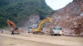 Chuẩn bị khoan hầm xuyên núi đá dự án đường bao biển Hạ Long-Cẩm Phả - Ảnh 1.
