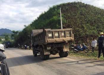 Sơn La: Người đàn ông đi xe máy Tu vong sau va chạm với xe tải - Ảnh 2.