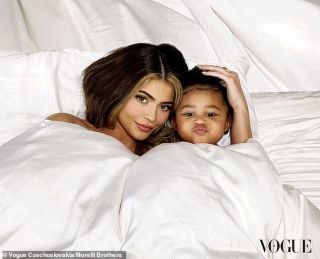 Mẹ con nhà Kylie Jenner với những bức ảnh chụp cho tạp chí Vogue bằng chính iphone dưới sự chỉ đạo của nhiếp ảnh gia Morelli Brothers, vì dịch Covid-19 nên cả đôi bên đều tuân theo lệch cách ly xã hội nên chụp hình tạp chí lần này đều phải thông qua hình thức facetime