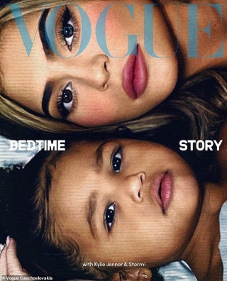 Đây là lần đầu tiên cô con gái cưng của Kylie - Stormi được lên bìa tạp chí thời trang danh giá Vogue cùng người mẹ nổi tiếng