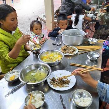 Người Vân Kiều ở Trường Sơn đi tránh bão: 'Ăn uống no ấm, mừng cái bụng' - ảnh 9