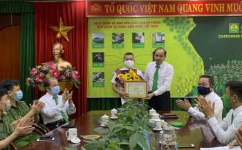 Ông Hồ Hữu Thiết, Giám đốc Công ty TNHH Mai Linh Thanh Hóa cũng khen thưởng cho lái xe P.V.T.