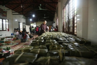 Người Hà Nội ngày đêm gói hàng nghìn chiếc bánh chưng cứu trợ miền Trung qua cơn lũ dữ Ảnh 17