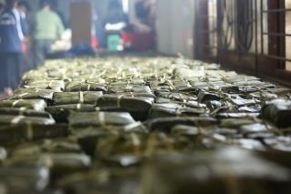 Người Hà Nội ngày đêm gói hàng nghìn chiếc bánh chưng cứu trợ miền Trung qua cơn lũ dữ Ảnh 16