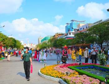 Người Sài Gòn đi đường hoa Nguyễn Huệ: Có người kéo khẩu trang xuống chụp ảnh rồi kéo lên - ảnh 1