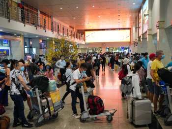 Sân bay Tân Sơn Nhất ngày 25 Tết: Biển người 'rồng rắn' xếp hàng - ảnh 2