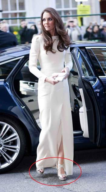 Tinh tế như Công nương Kate cũng có lần mặc sai dress code trong sự kiện hoàng gia - Ảnh 1.