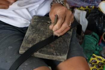 Người thợ sửa giày ở lề đường Sài Gòn: Tôi từng sửa 2 chiếc túi giá khoảng 23 nghìn USD - Ảnh 10.