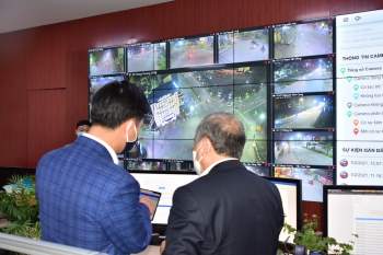 Chủ tịch UBND tỉnh Thừa Thiên Huế Phan Ngọc Thọ kiểm tra công tác ứng dụng công nghệ thông tin trong phòng chống Covid-19.