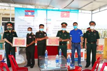 Đại diện Bộ Chỉ huy Quân sự tỉnh Thừa Thiên Huế trao tặng quà cho Bộ Chỉ huy Quân sự tỉnh SaLaVan và SeKong (Lào).