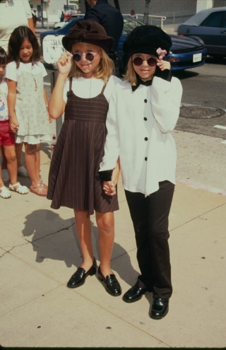 Hai chị em thể hiện tinh túy của thập niên 90 khi tham dự buổi ra mắt bộ phim ‘Alaska’ năm 1996. Từ cách sử dụng đôi giày da màu đen đến chiếc kính râm hình tròn, Mary-Kate và Ashley thật sự có tố chất ngôi sao thời trang từ khi còn rất nhỏ.