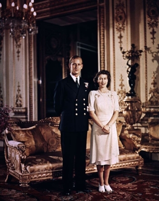 Họ chụp ảnh trong cung điện Buckingham trước lễ cưới.