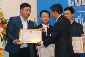 GS.TS Trần Văn Thuấn trao Bằng khen cho đại diện các tập thể thanh niên có nhiều đóng góp xuất sắc trong hoạt động.