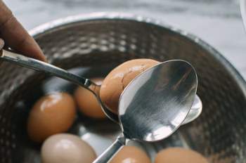 Kết hợp trứng với trà túi lọc, chị em sẽ có ngay món trứng 