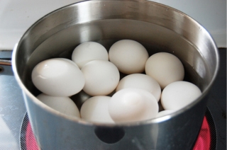 4 sai lầm điển hình khi luộc trứng mà nếu không thay đổi ngay thì chẳng khác nào ăn cũng như không - Ảnh 2.