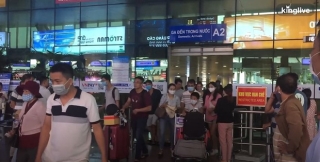 Sân bay Đà Nẵng tấp nập người làm thủ tục, nhiều khách mua vé giờ chót - Ảnh 2.