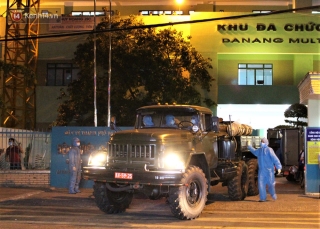 Clip, ảnh: Binh chủng hóa học tiêu độc đường phố và 2 bệnh viện có ca nhiễm Covid-19 ở Đà Nẵng - Ảnh 5.