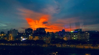 Dân mạng rần rần chia sẻ bầu trời hoàng hôn ở Sài Gòn có hình ảnh tuyệt đẹp giống như phượng hoàng - Ảnh 1.