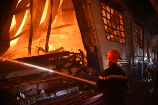 Cháy lớn ở Bình Định, thiêu rụi hàng ngàn m2 nhà xưởng tại xí nghiệp sản xuất đồ gỗ xuất khẩu - Ảnh 3.