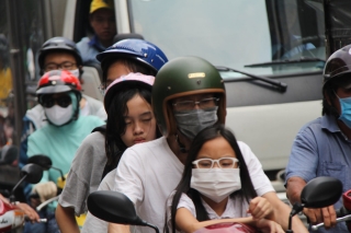Hàng nghìn người Sài Gòn mệt phờ giữa nắng nóng và khói bụi do đóng hầm Thủ Thiêm - Ảnh 4.
