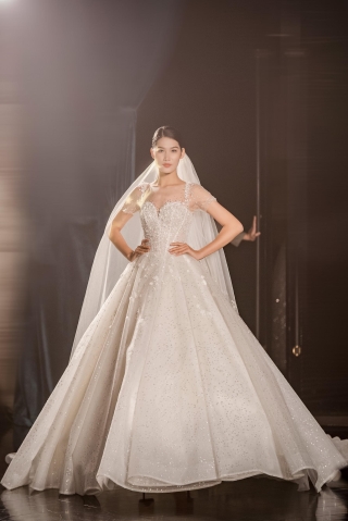 Lecia Bridal ra mắt dòng váy Luxury đính hàng trăm ngàn viên pha lê Swarovski - Ảnh 12.